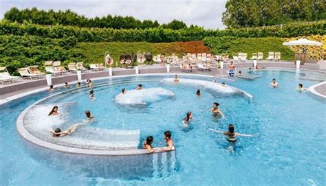 Area esterna estiva di Acquaworld con piscina e lettini