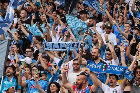 Tifosi del Napoli che contestano