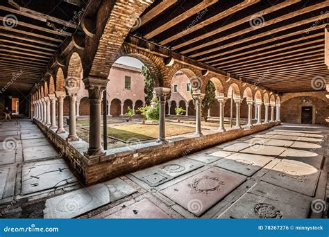Cortile della chiesa di San Francesco con colonnati
