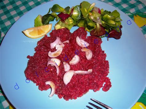 Piatto di pesto di cavallo su un tavolo di legno