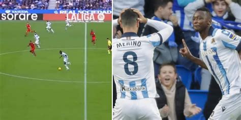 Un attaccante che segna un gol spettacolare