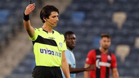 Laurent Duhamel arbitra una partita di calcio