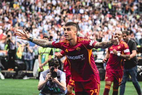 Gianluca Mancini festeggia un gol con la Roma