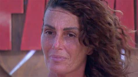 Cristina Plevani che festeggia la vittoria a L'Isola dei Famosi