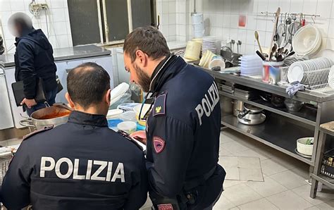 Area cucina di un bar con evidenziate carenze igieniche