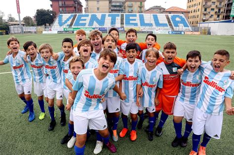 Squadra di calcio CSI che celebra un gol