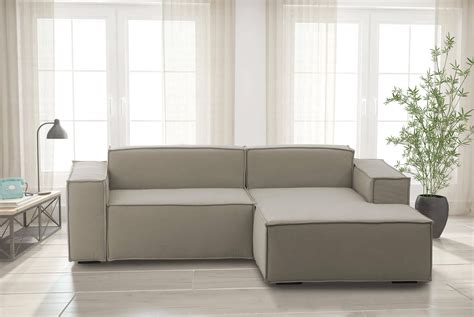 Divano con penisola in un soggiorno moderno