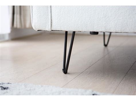 Dettaglio dei piedi in metallo del divano Liverpool