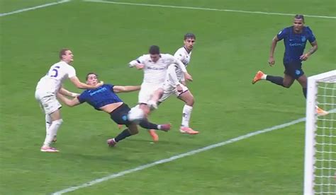 Calciatore della Fiorentina che calcia un rigore