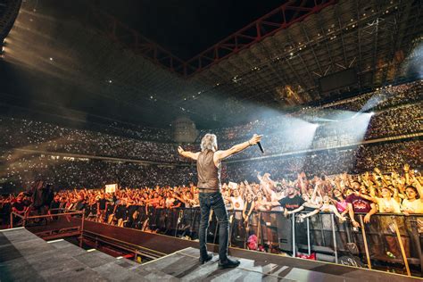 Immagine dello stadio San Siro gremito di fan durante il concerto di Ligabue