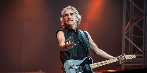 Foto di Luciano Ligabue sul palco di San Siro mentre suona la chitarra