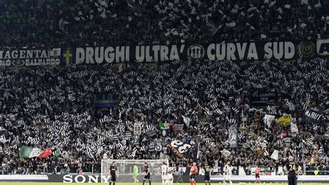 Tifosi juventini con sciarpe e bandiere allo stadio