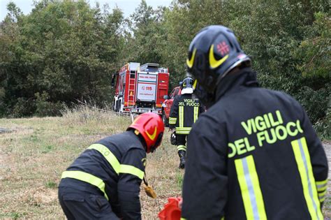 Vigili del Fuoco in azione durante un'alluvione