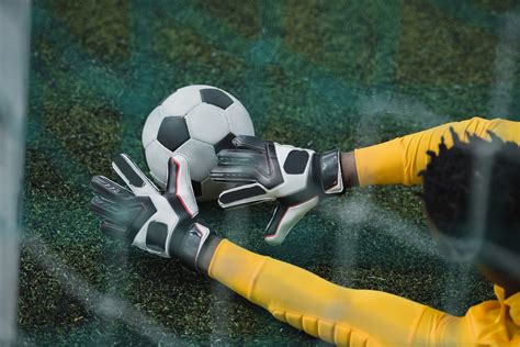 Guantoni da portiere e pallone da calcio