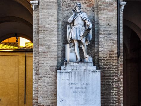 Facciata storica di un edificio a Parma
