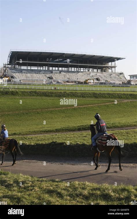 Cavalli che corrono all'ippodromo di Epsom Downs