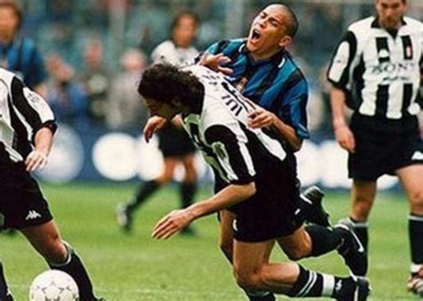 Mark Iuliano e Ronaldo a terra dopo il contatto