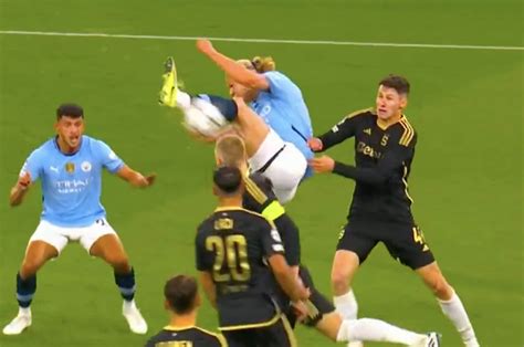 Erling Haaland che segna un gol