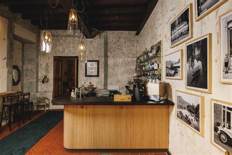 Immagine di una piazzetta italiana con un bar