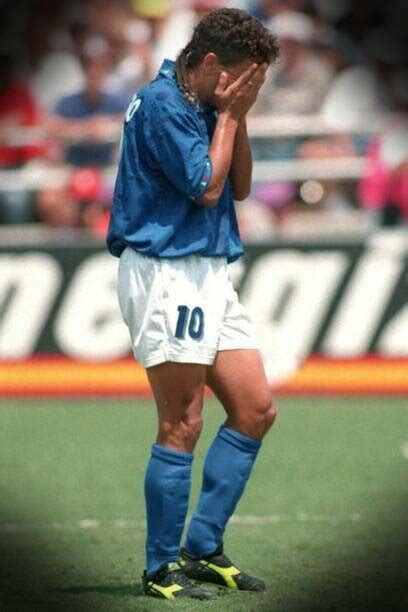 Roberto Baggio con le mani sui fianchi dopo un rigore sbagliato