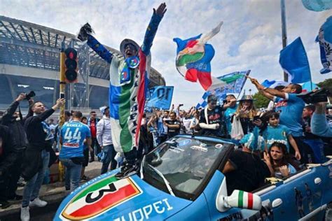 Tifosi riuniti per la festa scudetto del Napoli