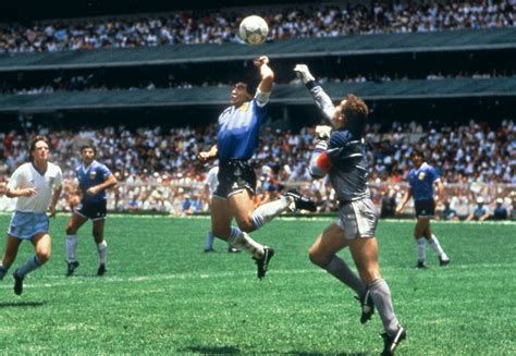 Diego Maradona con la mano alzata durante il gol contro l'Inghilterra