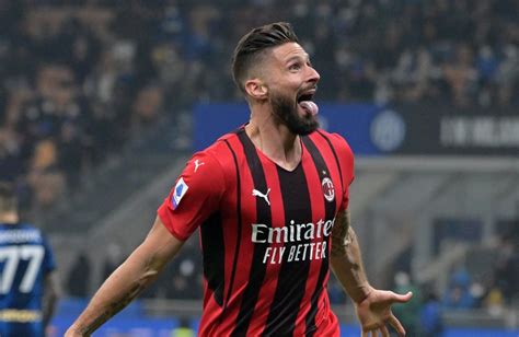 Olivier Giroud celebra il gol della vittoria nel derby