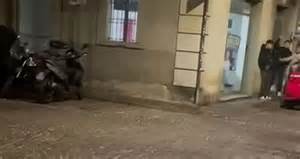 Giovani che cantano cori fascisti