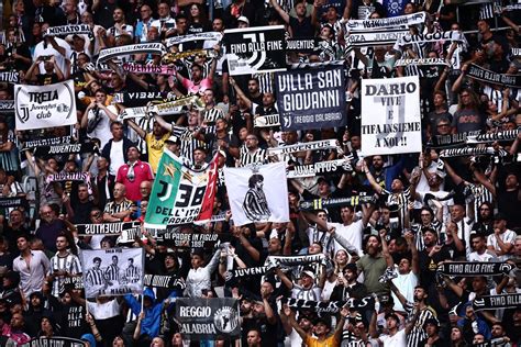 Tifosi della Juventus in marcia verso lo stadio