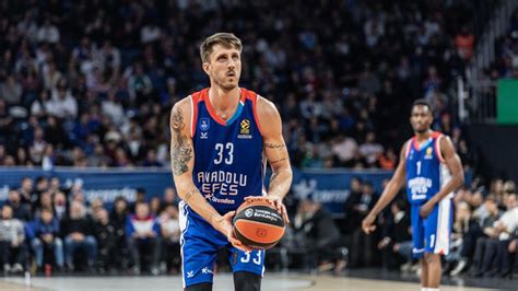 Achille Polonara in azione con la maglia dell'Anadolu Efes