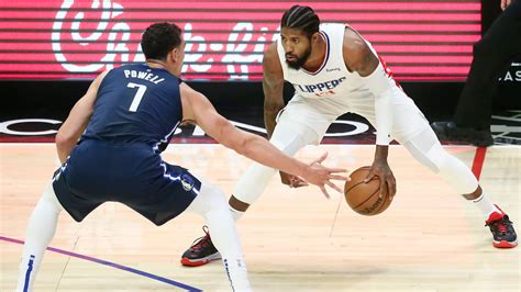 basket player dribbling