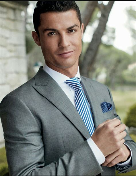 Cristiano Ronaldo con un abito elegante