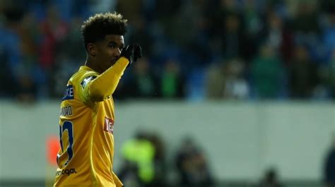 Giocatore di calcio Ewandro Costa in azione