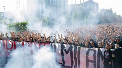 Tifosi del Milan che protestano a San Siro