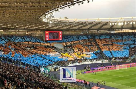 Tifosi della Lazio che riempiono lo Stadio Olimpico